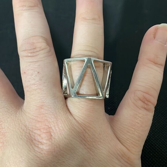 Large metal ring with a triangle pattern - Picture 5 of 5